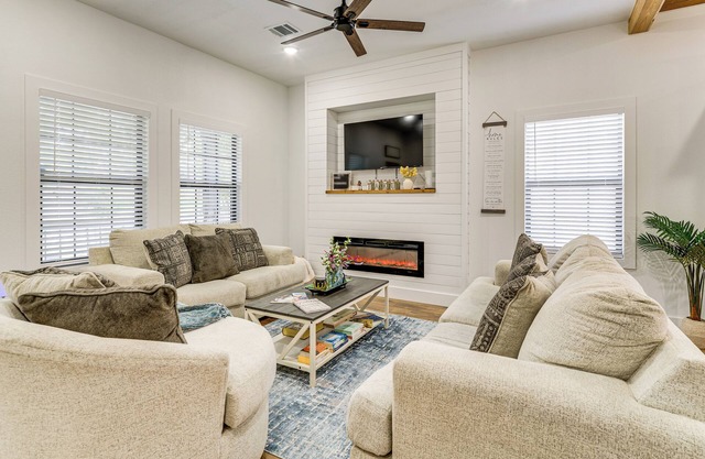 1 Mi to Dtwn Brenham! 'The Bell & Bloom Cottage'