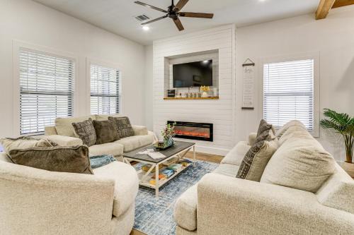 1 Mi to Dtwn Brenham! The Bell and Bloom Cottage