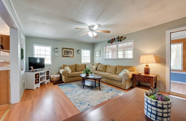 1 Mi to Fishing Pier: Apalachicola Bay Getaway!
