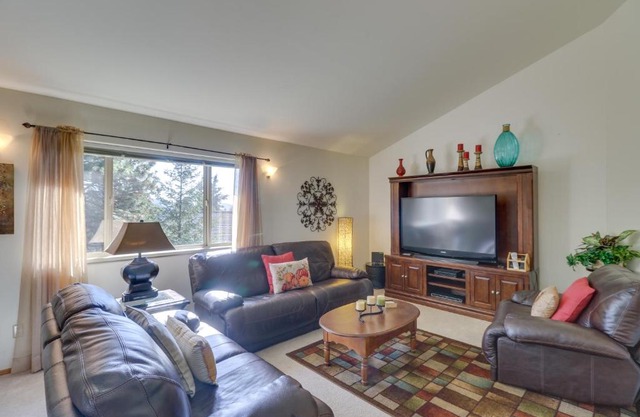 1 Mi to Flathead Lake Bigfork Village Retreat