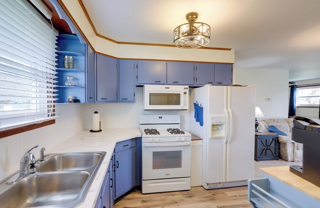 < 1 Mi to Historic Downtown: Bellevue Hideaway!