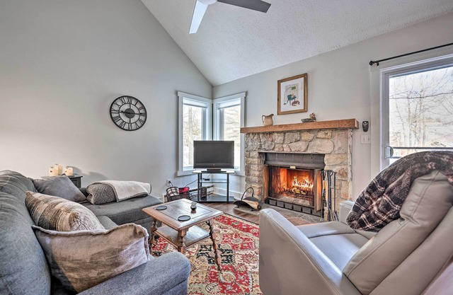 < 1 Mi to Jack Frost: Lake Harmony Townhome!