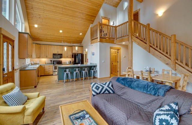 1 Mi to Lake Easton: Family Cabin w/Deck!