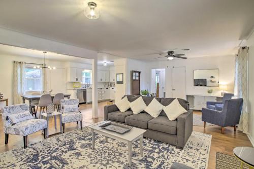 1 Mi to Main St Brenham Retreat with Game Room