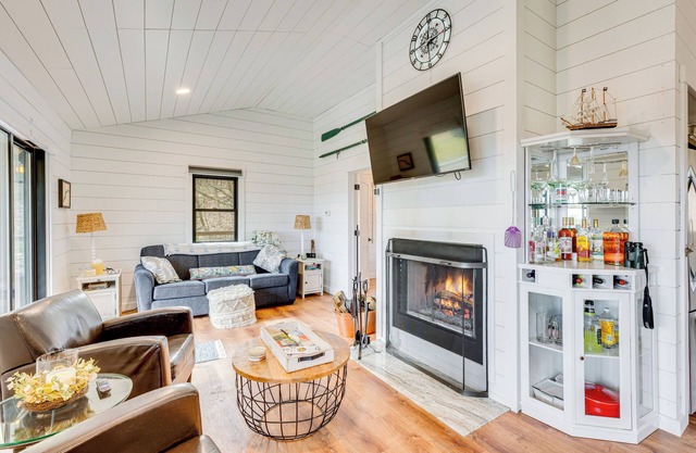 1 Mi to Marina: Cabin w/Views Near Atwood Lake!