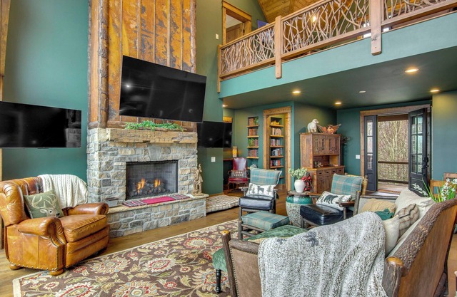 1 Mi to Panthertown Valley: Mountain Lodge w/Deck