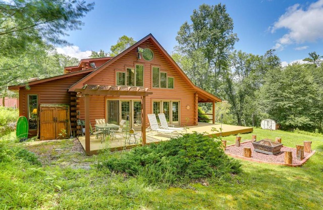 1 Mi to River Cabin with Fire Pit in Milanville!