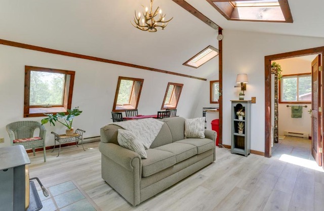1 Mi to River Pet-Friendly Studio in Milanville!