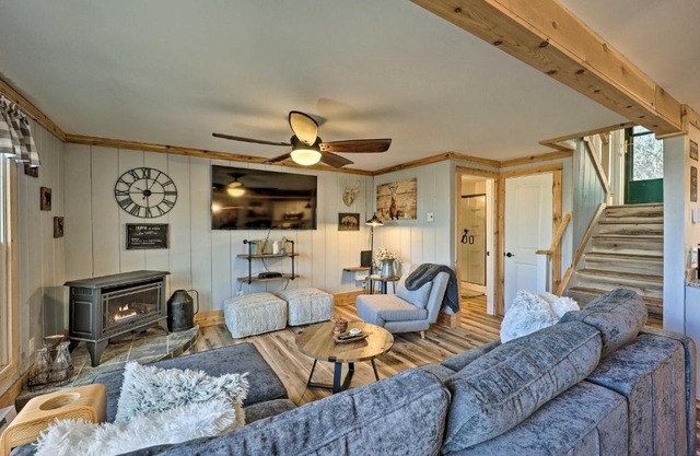 1 Mi to Skiing Beech Mountain Condo with Fireplace!