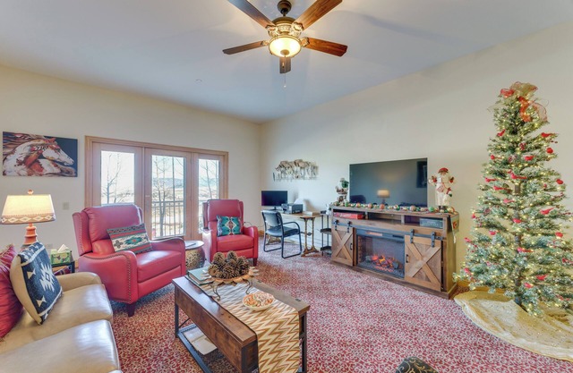 1 Mi to Skiing: Mtn-View Condo in Angel Fire!