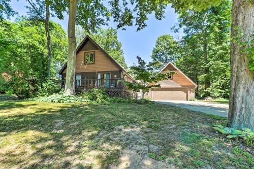 1 Mi to Tunnel Park Holland Home with Fire Pit