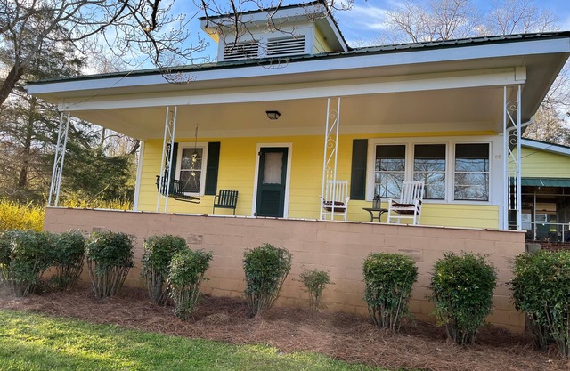 1 Mile from Helen Ga - Porches, Pool Table, Hot Tub, Fire Place & Fire Pit