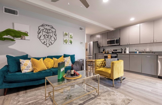 1 mile to Convention Center, Pets OK! King bed, W/D, Parking, Full Kitchen