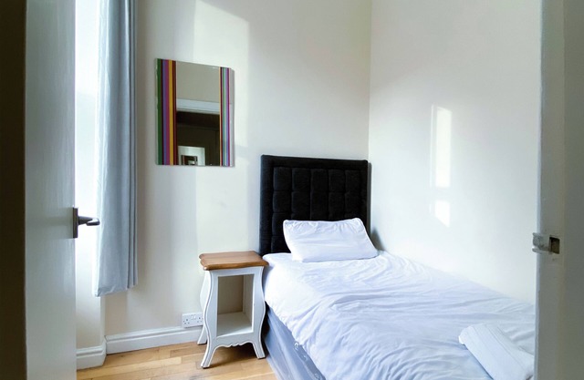 1 Minute From Royal Mile, Large 5 Bed Apartment