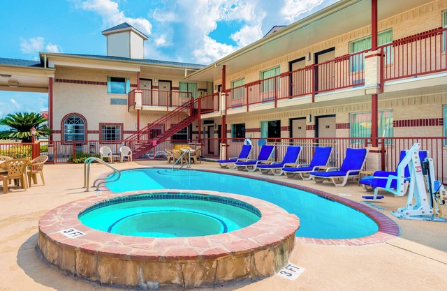 1 or 2-bed hotel in awesome New Braunfels with AC, WiFi