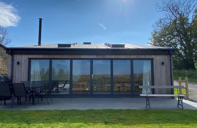 1 ORCHARD COTTAGES, family friendly, with a garden in Craster