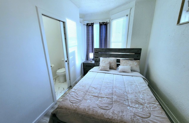 1 private bedroom+ bathnsuper fast internet, txt2