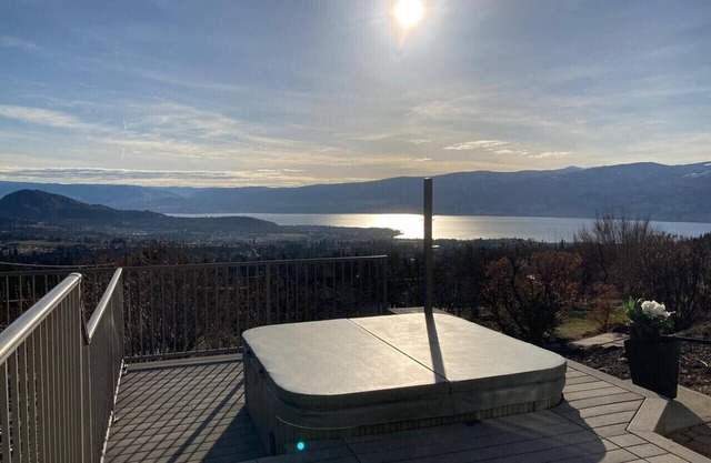 10 Acre Luxury Rosehill Estate:Heated Indoor Pool/Sauna/Hottub/Lakeview
