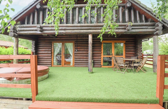 10 DUCK LAGOON, pet friendly, with hot tub in Tattershall