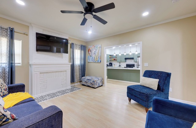 < 10 Mi to UAB: Birmingham Group Getaway