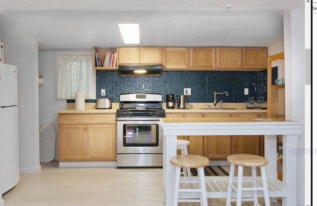 10 min drive to hip Valencia/Mission, buses and 2 freeways within a few blocks