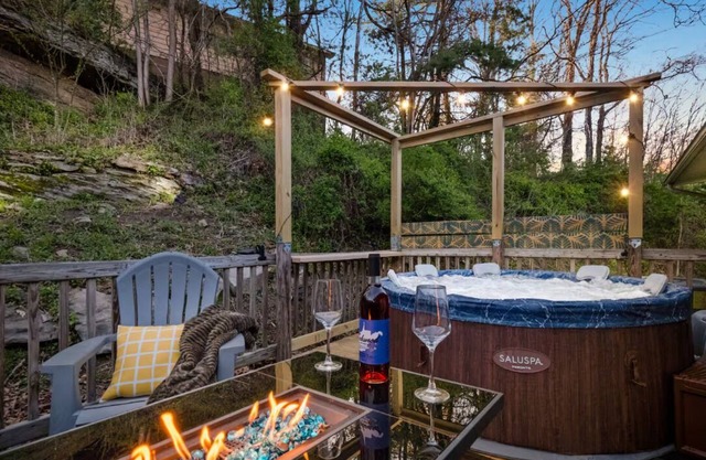 10 min to NRG Park with Private Deck, Movie Nights & Fire Pit