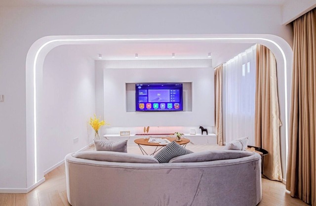 10-min walk to People Square, Shanghai Museum & Xintiandi