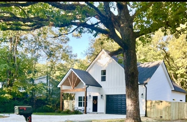 10 mins to Downtown Lux House, Hot Tub, Pet Friendly, Fenced Back Yard
