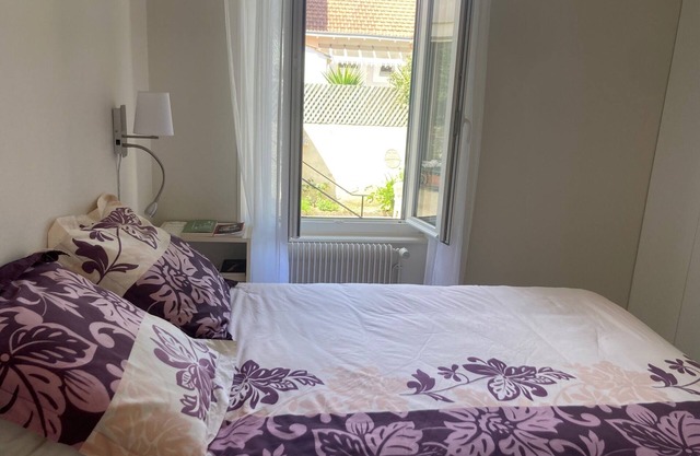 10-minute walk to town center, parks and beach