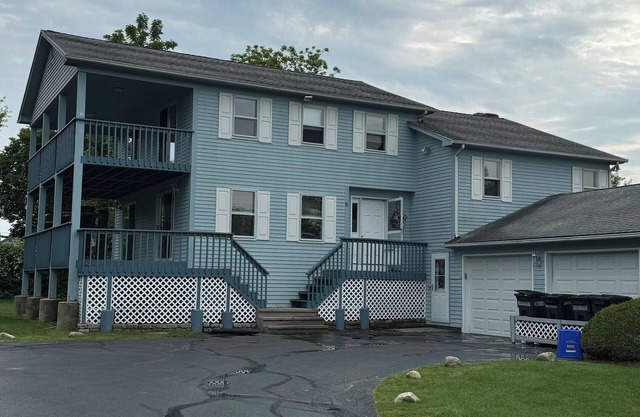 10 MINUTE WALK TO THE BEACH 5 BEDROOMS 3 FULL BATHROOMS SLEEPS 14
