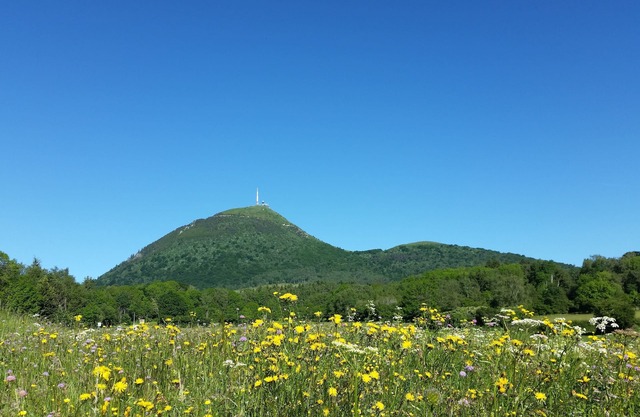 10 minutes from Vulcania, nature gite with terrace overlooking valley