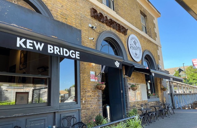 10 minutes walk from Kew Gardens | Modern 4 bedroom Apartment