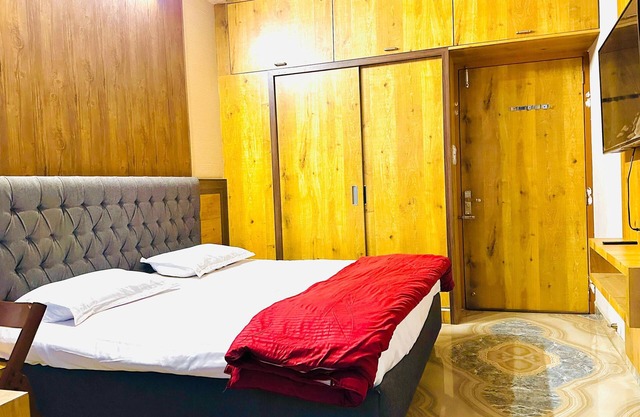 10-room Guest House in charming Jaipur with fitness room, AC, WiFi, TV