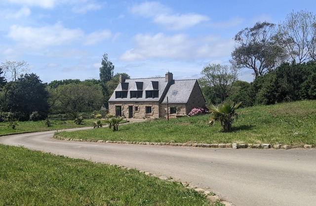 10 to 14 people | Heated swimming pool | 1ha enclosed natural garden | Not overlooked