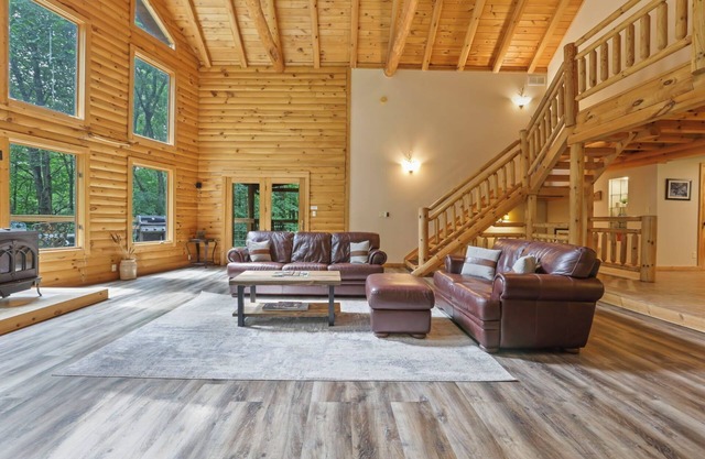 100+ Acres- 4 Bedrooms, Sleeps 14, Hot Tub, Fire Pit & Game Room