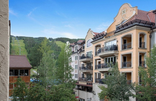 100 ft. to Gondola! Balcony, Fireplace, Parking, Views! Heart of Lionshead!
