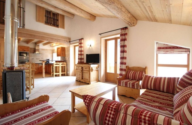 100m from ski slopes, 1st floor, balcony, fireplace or stove, tv, ski locker, 90m², Val Cenis
