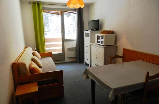 100m from resort center, view valley/ski slopes, balcony, parking, ski locker, 18m², Les 7 Laux