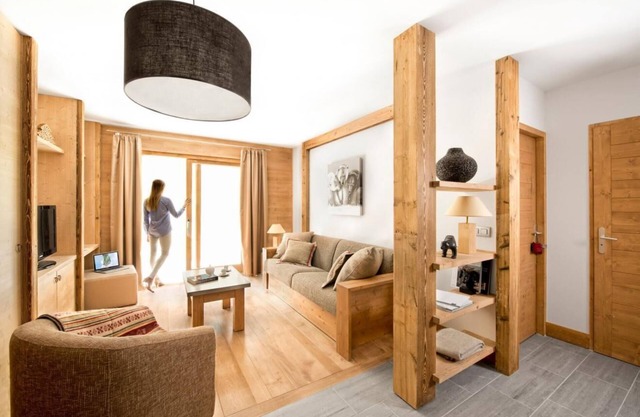 100m from ski lifts, fitness, swimming pool, sauna, hammam, balcony, tv, 110m², Tignes