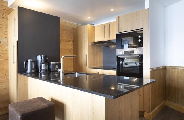 100m from ski slopes, fitness, swimming pool, sauna, jacuzzi, hammam, balcony, tv, ski locker, 52m²