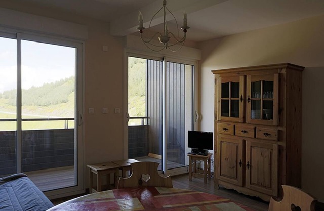 100m from ski slopes, 2nd floor, view valley, parking, tv, ski locker, 40m², Peyragudes