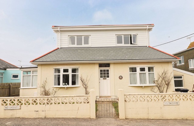 100m to beach! Spacious beach house, perfect for families.