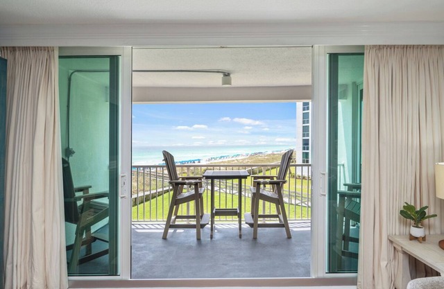 1033 - Shoreline Towers Stunning Beachfront Condo Free Beach Setup