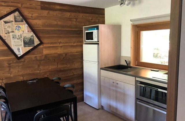 10m from ski slopes, swimming pool, sauna, hammam, parking, tv, ski locker, 25m²