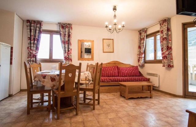 10m from ski slopes, terrace, parking, tv, ski locker, 42m², Val Cenis