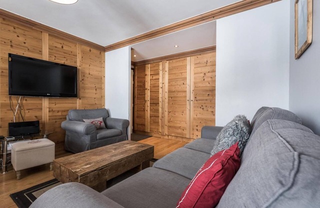 10m from ski slopes, 5th floor, view ski slopes, balcony, tv, ski locker, 83m², Tignes