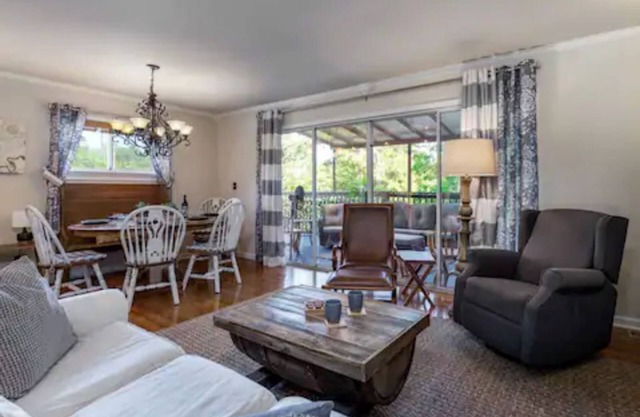 10min to UT, 2 kitchens, 7 beds in 4 bedrooms, 2 baths, hot tub, firepit, arcade