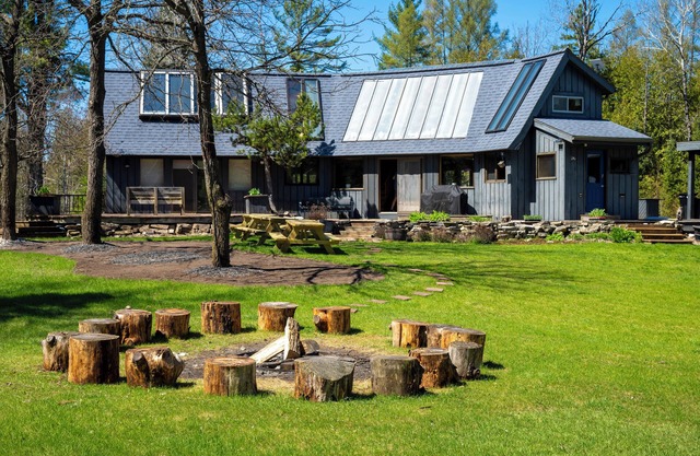 11 Beds Sleeps 20+. Pets OK. 4 Bedrooms, Bonus Room, Bunk House, Pool Table