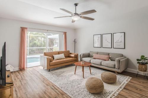 11 Mins to Beach - 3BR w Private Pool + Grill