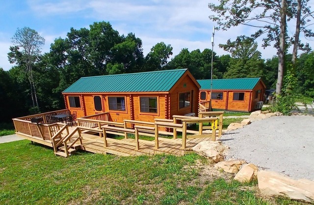 110) Loon Log Cabin. Close to Hocking Hills State Park and more!